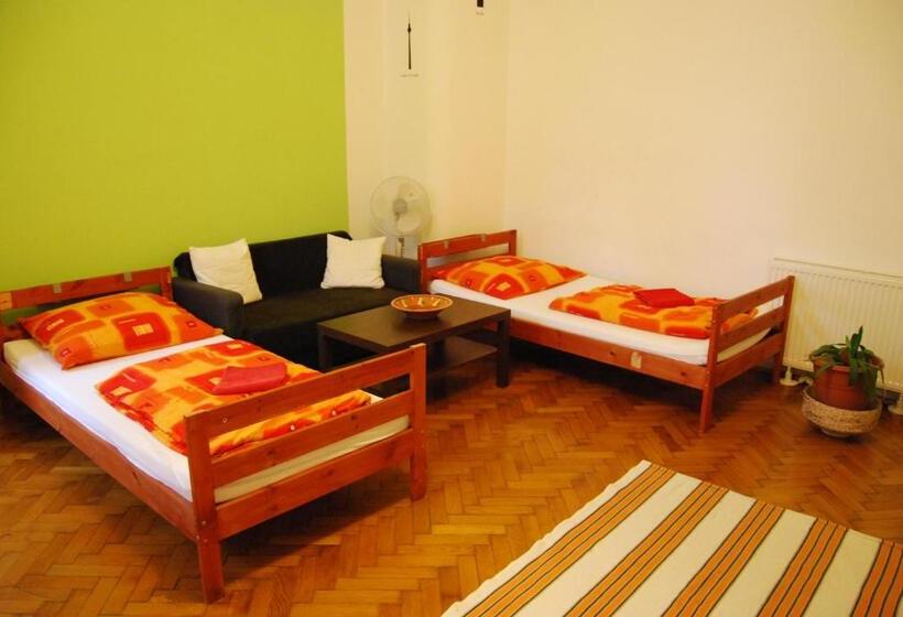 标准间, Boomerang Hostel