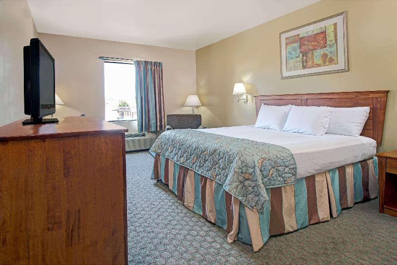 キングサイズベッドのスタンダードルーム, Days Inn By Wyndham Downtown St. Louis