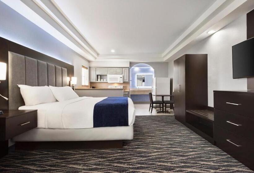 キングサイズベッドのスイートルーム, Days Inn & Suites By Wyndham Houston Hobby Airport