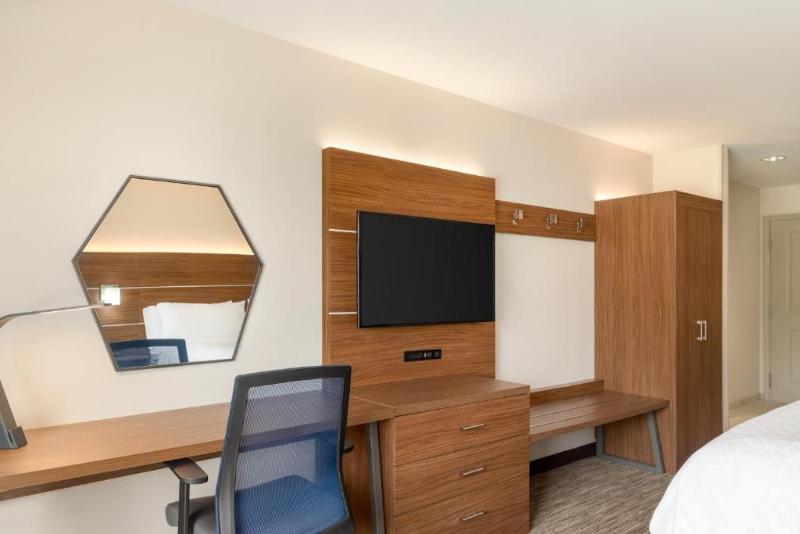 스위트 킹사이즈 침대, Holiday Inn Express & Suites Searcy, An Ihg