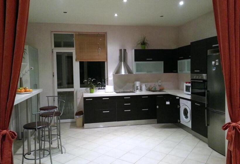 Номер Superior, Elegance On A Budget   Rooms For Rent In Sofia Center