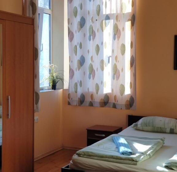 Cameră Standard cu Baie Comună, Elegance On A Budget   Rooms For Rent In Sofia Center