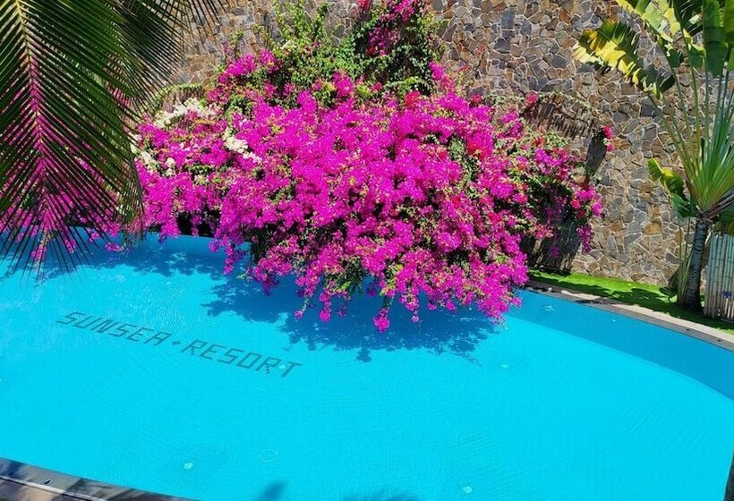 سوییت با چشم‌انداز استخر, Sunsea Resort