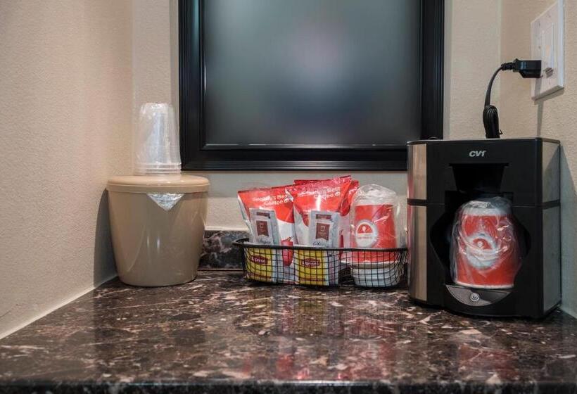 Номер Премиум, Red Roof Inn Plus+ Poughkeepsie