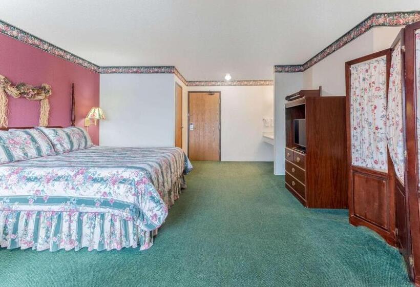 Люкс Deluxe Кровать Кинг, Super 8 By Wyndham Reedsburg