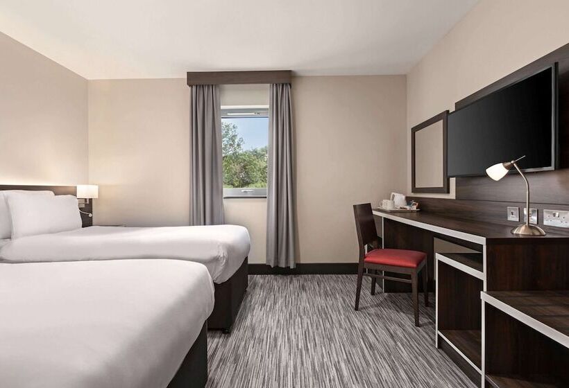 Семейный Номер, Ramada By Wyndham Cobham