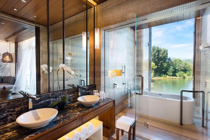 스위트 킹사이즈 침대, Comfort Suites At Par 4 Resort
