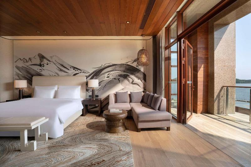 스위트 킹사이즈 침대, Comfort Suites At Par 4 Resort
