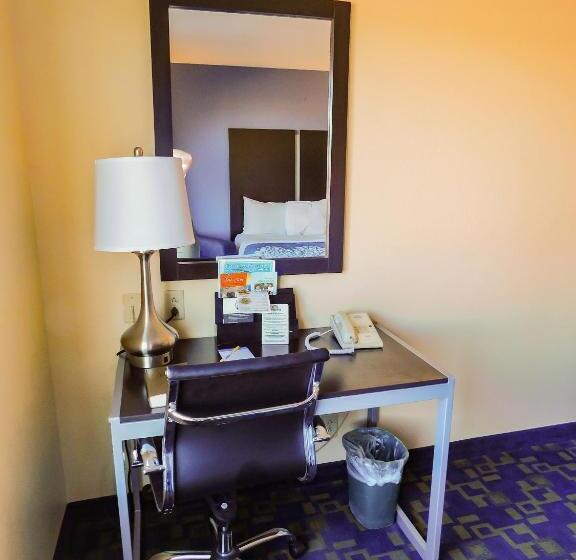 스위트 킹사이즈 침대, Days Inn & Suites By Wyndham Pocahontas