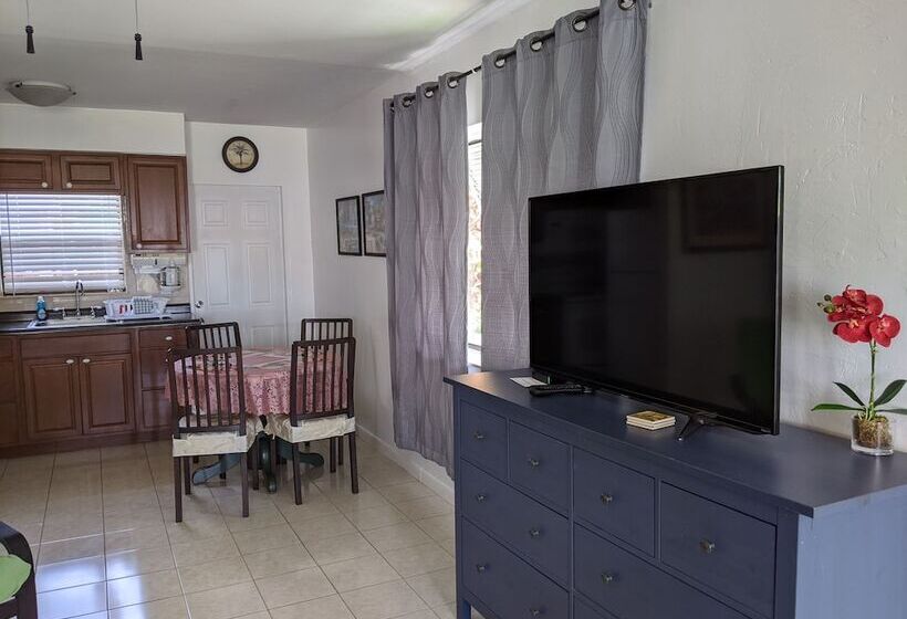 דירת חדר, Breakaway Inn