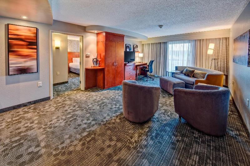 Büyük Çift Kişilik Yataklı Süit, Courtyard By Marriott Alexandria