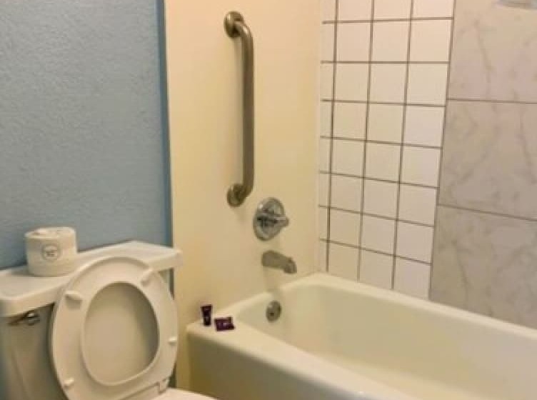 Номер Стандарт 2 Двуспальные Кровати, OYO Hotel Dundee By Crystal Lake