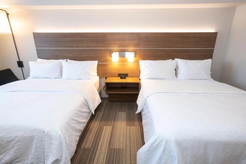 标准间带漩涡浴缸, Holiday Inn Express And Suites Hazard, An Ihg