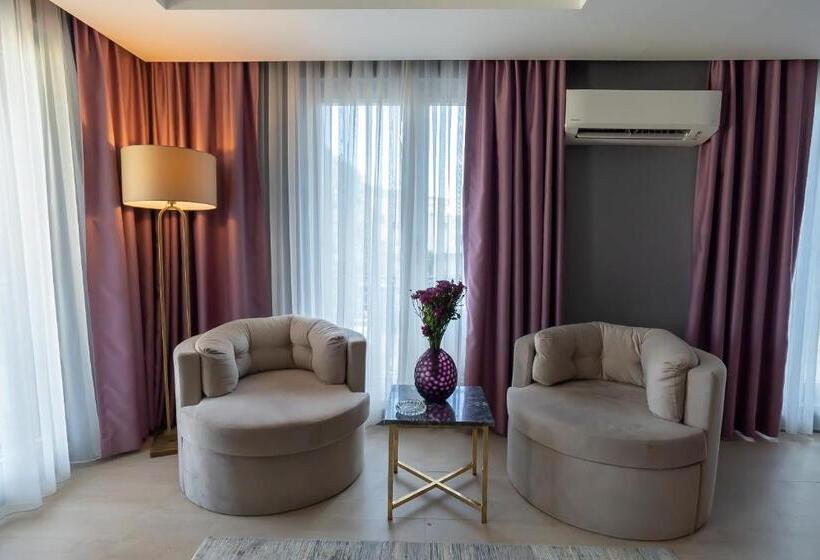 اتاق لوکس با بالکن و چشم‌انداز دریا, Malta Bosphorus