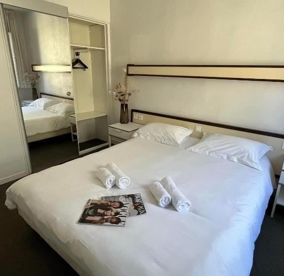 Номер Стандарт Трехместный, Brit Hotel Des Grands Hommes   Bordeaux Centre