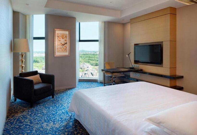 Номер Клуб Кровать Кинг, Sheraton Changchun Jingyuetan