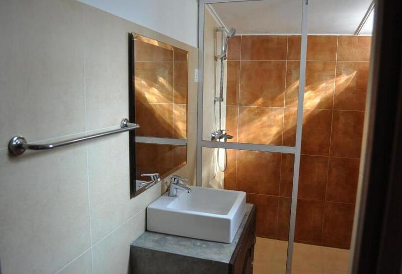 标准三人间, Dions Guest House