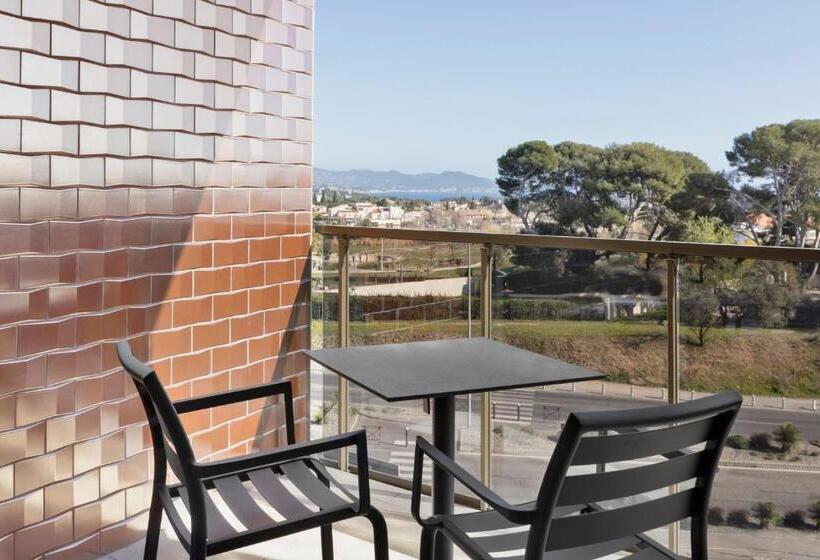 Номер Стандартный Кровать Куин, Moxy La Ciotat