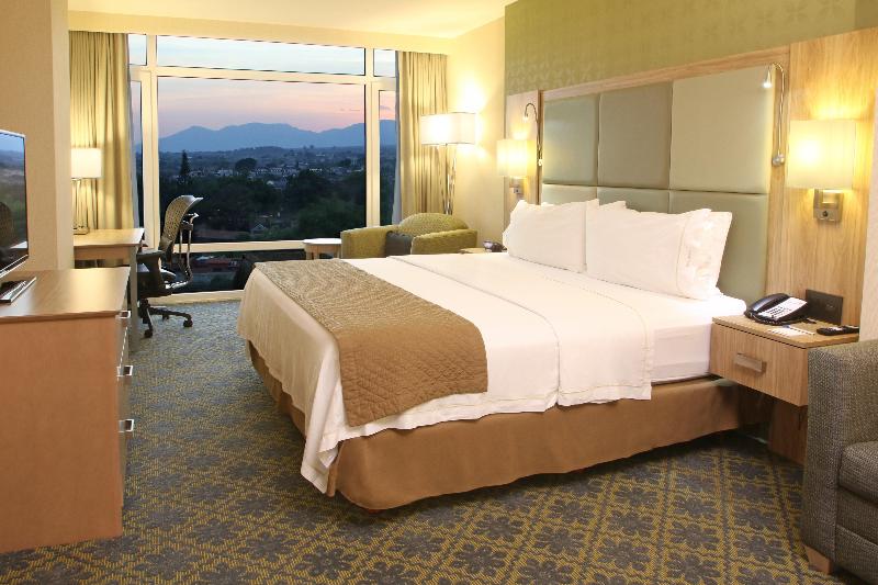 מיטת קינג בסוויטה, Holiday Inn Express & Suites Cuernavaca, An Ihg