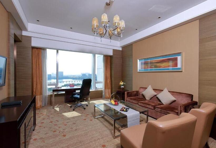 带大床的套房, Crowne Plaza Nanjing Jiangning, An Ihg