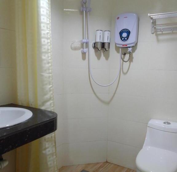 اتاق لوکس سه تخته, Oyo 90464 Borneo Suites