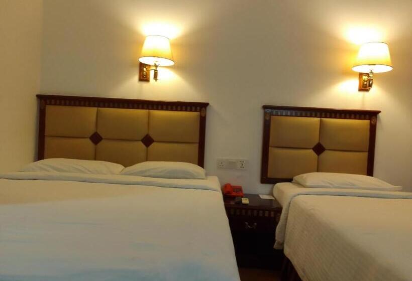 اتاق لوکس سه تخته, Oyo 90464 Borneo Suites