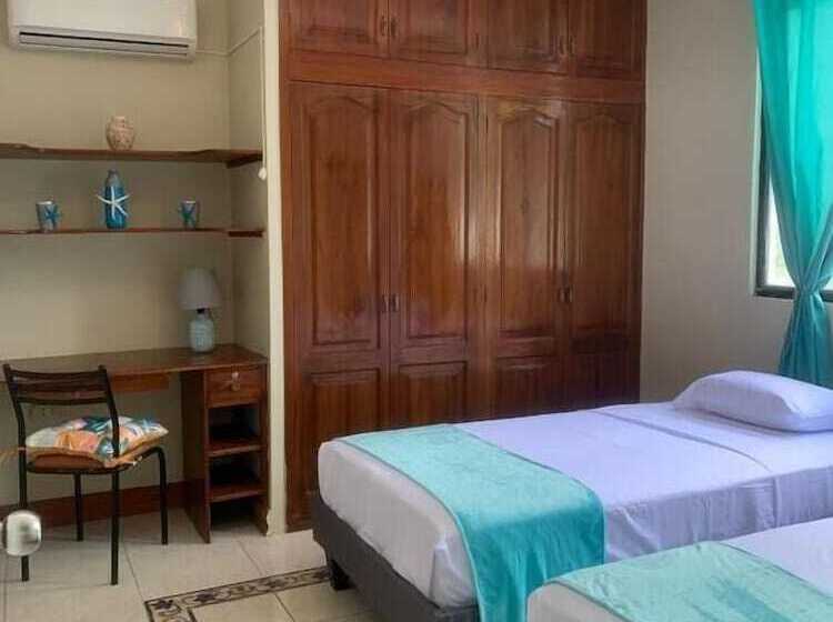 Семейный Номер, Reef Hostel Manta
