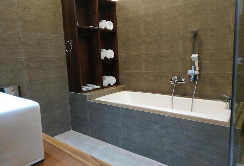 Трехместный Номер Deluxe, Sigiriya Cashew Palace Resort