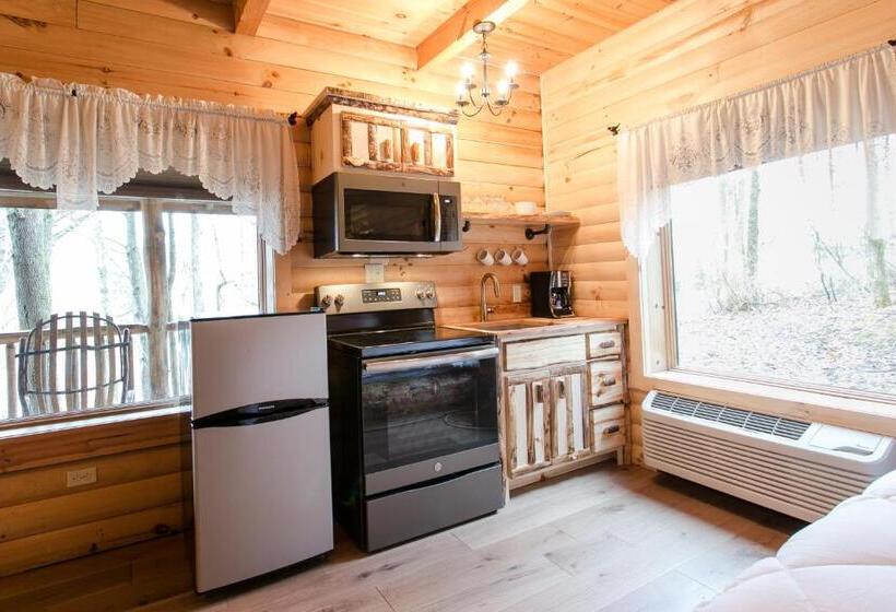 스위트 킹사이즈 침대, Coblentz Country Lodge By Amish Country Lodging
