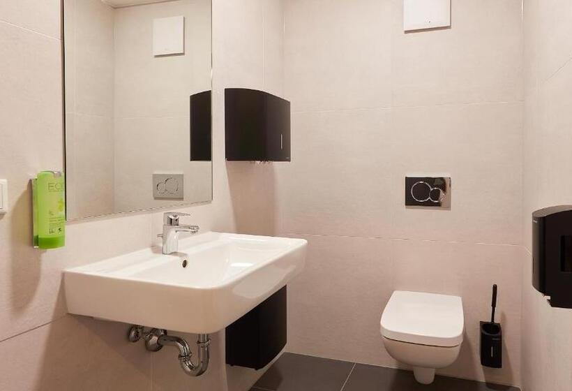 Кровать в Общей Комнате, The Bunk Hostel