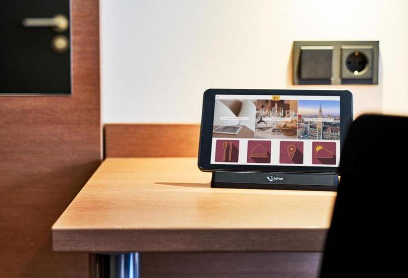 اتاق استاندارد سه نفره, Mcdreams Hotel München   Messe