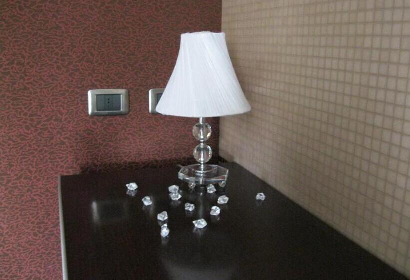 غرفة قياسية ثلاثية, In   Lounge Room