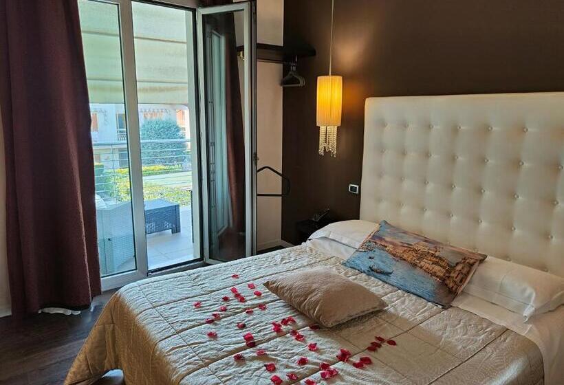 غرفة قياسية ثلاثية, In   Lounge Room