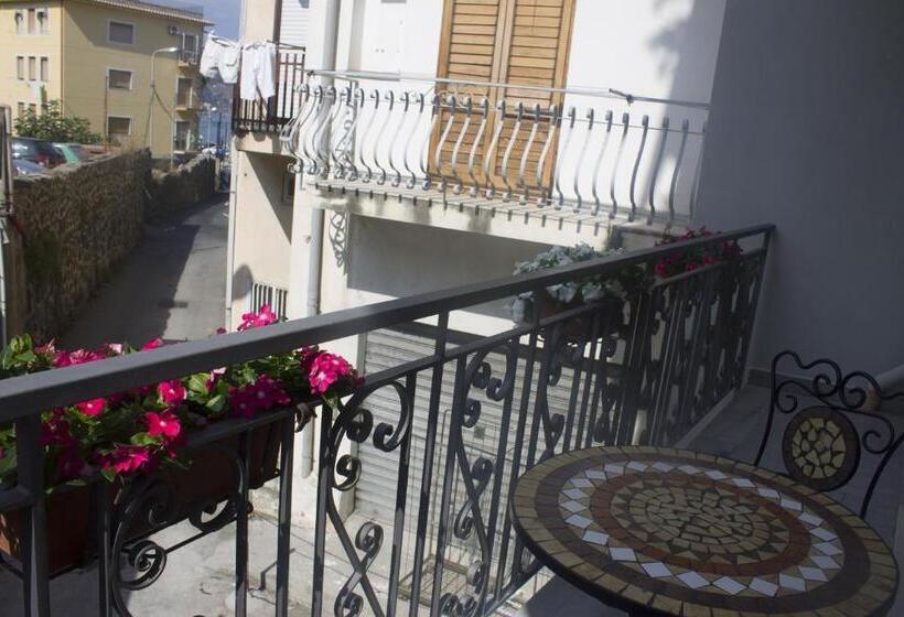 Трехместный Номер Стандарт с Балконом, B&b Il Muro Vecchio