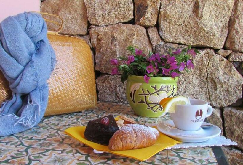 Семейный Номер, Li Suari Club Village