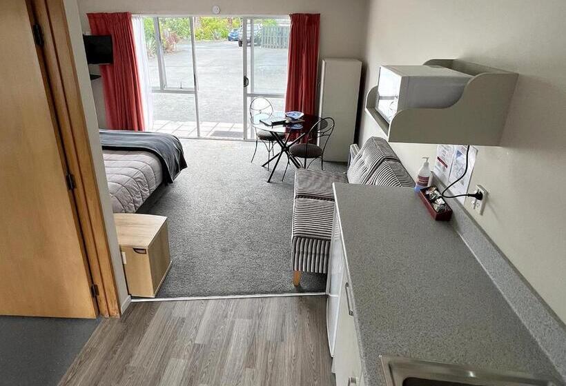 Студия Стандарт, Jade Court Motel