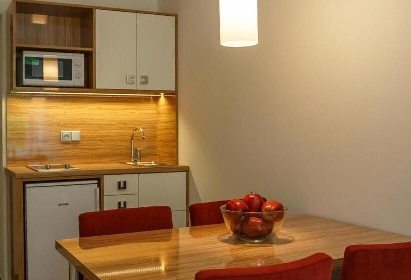 Suite, Astoria
