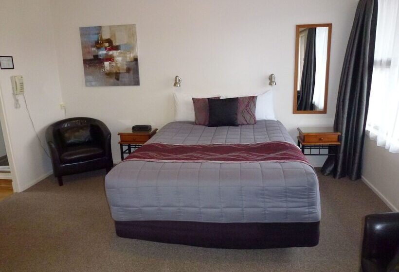 Студио Executive, Asure Adcroft Motel