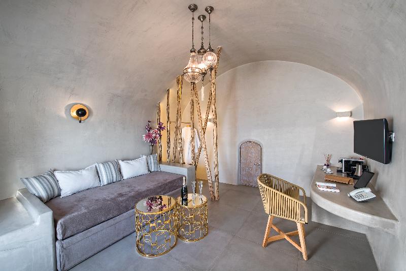 Студио Executive, Asure Adcroft Motel