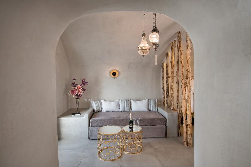 Студио Executive, Asure Adcroft Motel