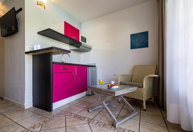 استودیوی استاندارد, Hôtel Les Créoles