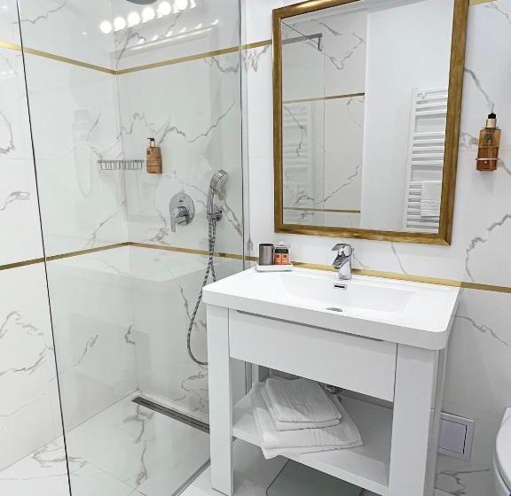 اتاق لوکس با چشم‌انداز باغ, Krystal Boutique Mansion