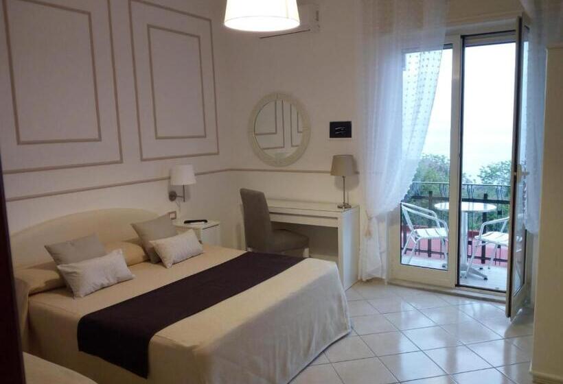 Четырехместный Номер Стандарт Вид на Море, Mini Hotel   Angolo Di Paradiso