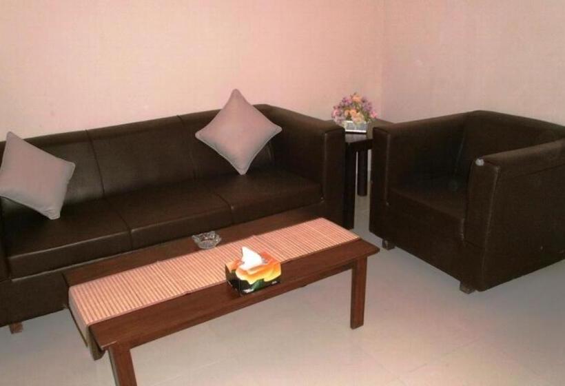 اتاق اجرایی با تخت بزرگ, One Bahawalpur