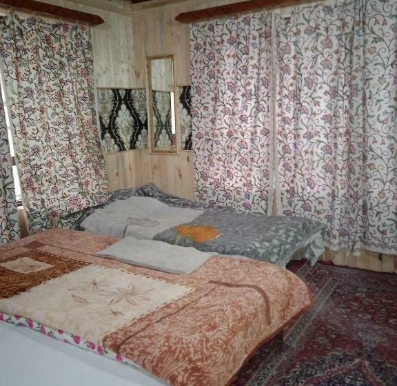 חדר קומפורט לשלושה, Rainbow Palace Pahalgam