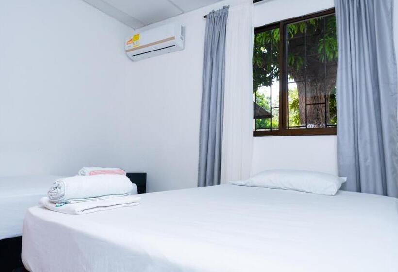 اتاق استاندارد سه تخته با سرویس بهداشتی مشترک, Oresca Hostel