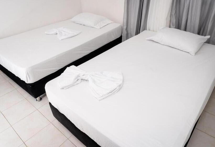 اتاق استاندارد سه تخته با سرویس بهداشتی مشترک, Oresca Hostel