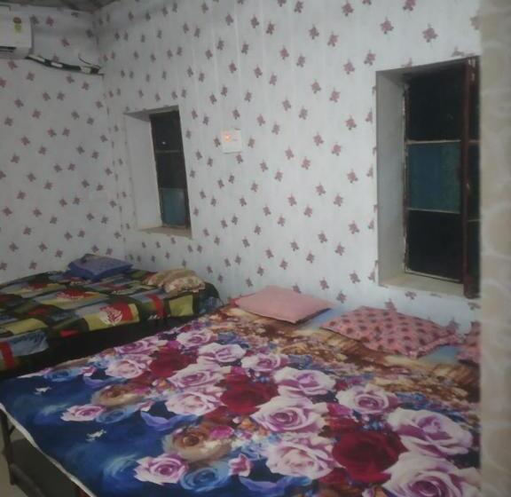 Family Room, Shri Swami Sheetal Das Akhada B1 88 Assi , Near Pushkar Talab,varanasi, Ashram Dharmshala
