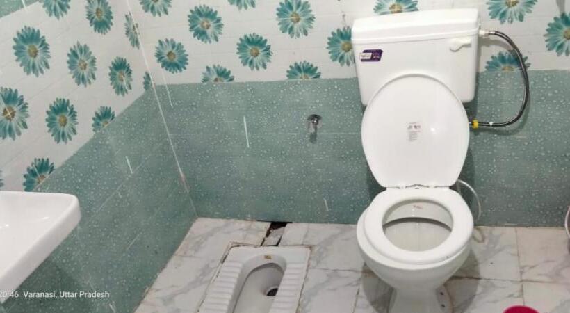 Basic Triple Occupancy Room, Shri Swami Sheetal Das Akhada B1 88 Assi , Near Pushkar Talab,varanasi, Ashram Dharmshala