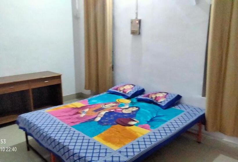 Basic Triple Occupancy Room, Shri Swami Sheetal Das Akhada B1 88 Assi , Near Pushkar Talab,varanasi, Ashram Dharmshala